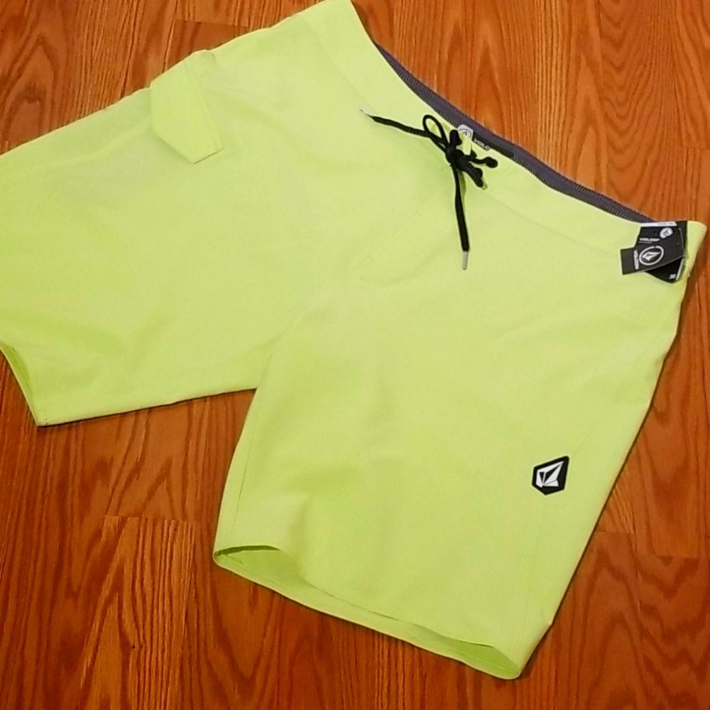 New with tags volcom broadshorts 38‎